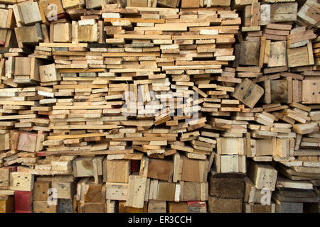 Paletten werden in Holz geschnitten. Stockfoto