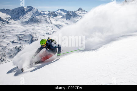 Mann Tiefschneefahren, Gastein, Salzburg, Österreich Stockfoto