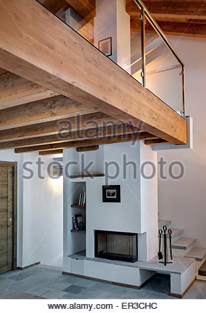 Holz, strahlte Decke im Wohnzimmer mit offenem Kamin. Die weiße