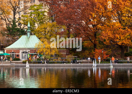 Ein Volk, das Segeln ein Modellboote am Konservatorium Wasser im New Yorker Central Park Stockfoto