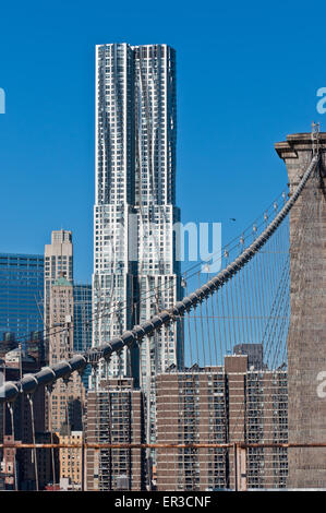 Blick von der Brooklyn-Brücke auf einem Wolkenkratzer Stockfoto