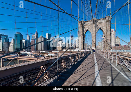 Menschen überqueren Brooklyn Brücke in New York City am 18. November 2011, der ältesten Hängebrücken in den Vereinigten Staaten. Stockfoto