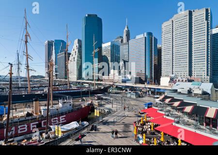 Die Menschen gehen in Landmark Seehafen befindet sich neben der Wall Street und Finanzplatz an einem sonnigen Tag Stockfoto