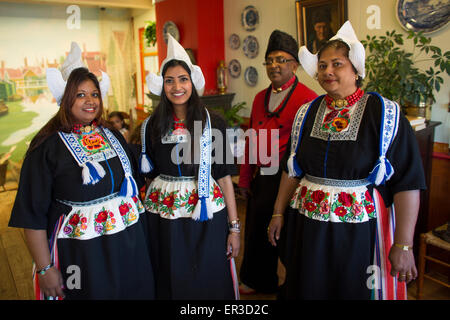 Touristen, die putzt sich in alter holländischer Folklore Kleider in Volendam, Holland Stockfoto