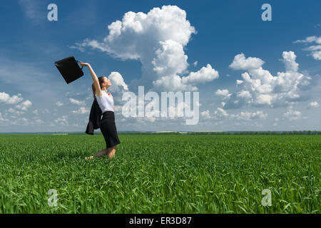 Frau mit einer Aktentasche zu Fuß auf dem Rasen Stockfoto