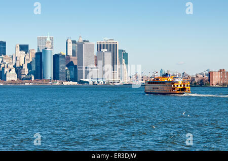 Passagiere auf Staten Island Ferry auf Strecke von St. George Ferry Terminal auf Staten Island nach Whitehall Terminal. Stockfoto