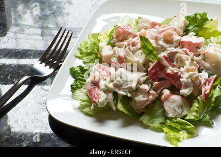 Mayonnaise-Meeresfrüchte-Salat mit Garnelen und Krebsfleisch und frischem Dill, Römersalat und Basilikum Blätter garnieren Stockfoto