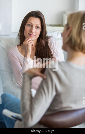 Zwei Frauen mit einem Gespräch. Stockfoto