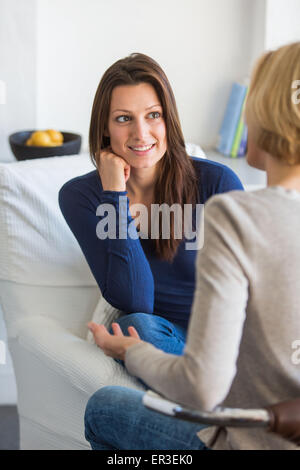 Junge Frau und Mutter. Stockfoto