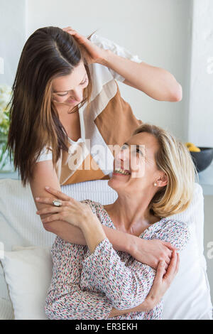 Junge Frau und Mutter. Stockfoto