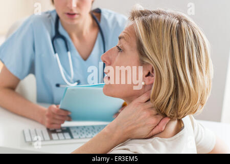 Frau Beratung für Nackenschmerzen. Stockfoto