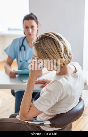 Arzt mit einer Patientin zu diskutieren. Stockfoto