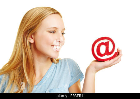 Frau mit einem roten am Schild auf der Hand als Symbol für e-Mail Stockfoto