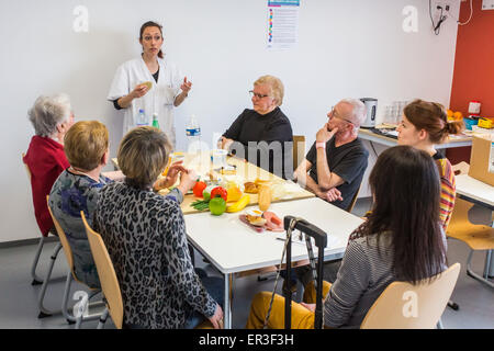 Ernährungsberater führt einen Workshop und therapeutische Ernährungserziehung bei Patienten mit Osteoporose. Krankenhaus von Bordeaux, Frankreich. Stockfoto