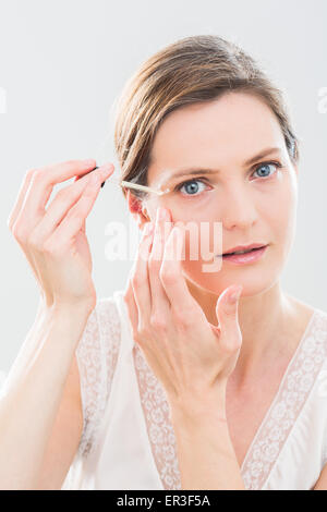 Frau mit Serum Augenpartie. Stockfoto