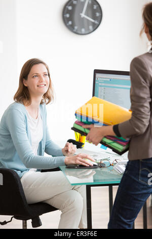 Frauen bei der Arbeit diskutieren. Stockfoto