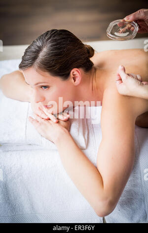 Frau empfangende Akupunktur. Stockfoto