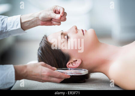 Frau empfangende Akupunktur. Stockfoto