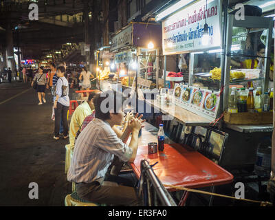 Bangkok, Bangkok, Thailand. 26. Mai 2015. Menschen Essen Straße Essensstände auf Sukhumvit Soi 38 in eines der berühmtesten Streetfood-Standorte in der thailändischen Hauptstadt Bangkok. Der Imbisswagen und kleinen Restaurants entlang der Straße sind beliebt bei Touristen und Thais gleichermaßen für mehr als 40 Jahre gewesen. Kürzlich beschlossen, die Familie, die das Land entlang der Soi besitzt eine Eigentumswohnung Entwickler verkaufen und nicht den Restaurantbesitzern Leases erneuern. Mehr als 40 Restaurants und Imbisswagen müssen schließen. Die erste Welle von Schließungen könnte als bald 21 Juni beginnen und alle Restaurants sollen Stockfoto