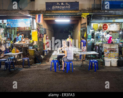 Bangkok, Bangkok, Thailand. 26. Mai 2015. Menschen Essen Straße Essensstände auf Sukhumvit Soi 38 in eines der berühmtesten Streetfood-Standorte in der thailändischen Hauptstadt Bangkok. Der Imbisswagen und kleinen Restaurants entlang der Straße sind beliebt bei Touristen und Thais gleichermaßen für mehr als 40 Jahre gewesen. Kürzlich beschlossen, die Familie, die das Land entlang der Soi besitzt eine Eigentumswohnung Entwickler verkaufen und nicht den Restaurantbesitzern Leases erneuern. Mehr als 40 Restaurants und Imbisswagen müssen schließen. Die erste Welle von Schließungen könnte als bald 21 Juni beginnen und alle Restaurants sollen Stockfoto