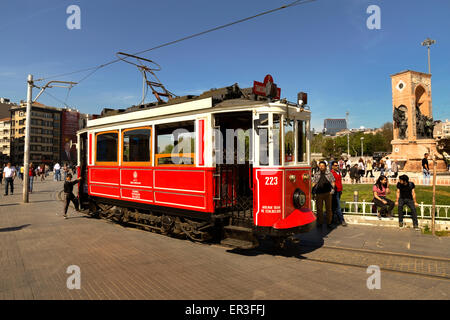 Alte antike Straßenbahn am Taksim-Platz, Istanbul, Türkei Stockfoto