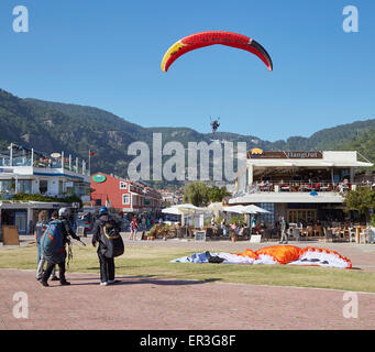 Paragliding in Oludeniz, in der Nähe von Fethiye, Türkei. Kommen, um am Strand zu landen. Stockfoto