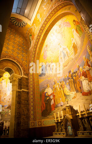 Ansicht der Innenräume der Basilika in Lourdes Stockfoto