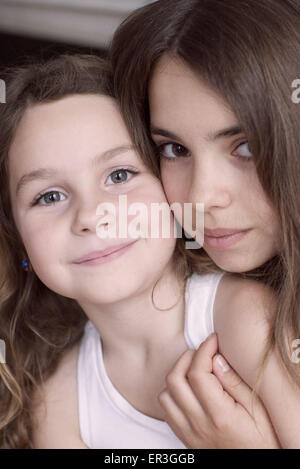 Junge Schwestern, portrait Stockfoto