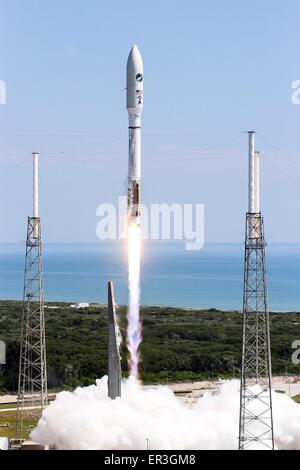 Die US Air Force Space und Missile Systems Center startet die AFSPC-5 Mission an Bord der United Launch Alliance Atlas V-Rakete 20. Mai 2015 in Cape Canaveral, Florida. Die Atlas V-Rakete durchgeführt in Low Earth Orbit eine X-37 b Orbital Test Vehicle, Kennzeichnung der vierten Raumflug für das X-37 b-Programm. Stockfoto