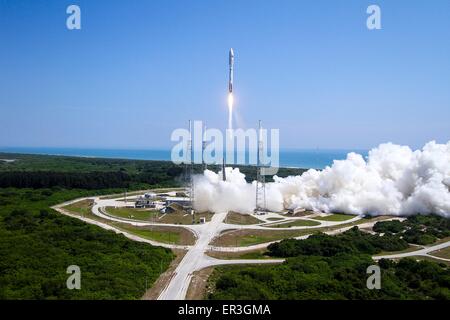 Die US Air Force Space und Missile Systems Center startet die AFSPC-5 Mission an Bord der United Launch Alliance Atlas V-Rakete 20. Mai 2015 in Cape Canaveral, Florida. Die Atlas V-Rakete durchgeführt in Low Earth Orbit eine X-37 b Orbital Test Vehicle, Kennzeichnung der vierten Raumflug für das X-37 b-Programm. Stockfoto