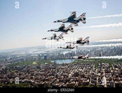 Die US Air Force Thunderbirds fliegen in Delta-Formation über den Central Park 22. Mai 2015 in New York City, New York. Die Thunderbirds durchführen in der Jones Beach Airshow während der Fleet Week. Stockfoto