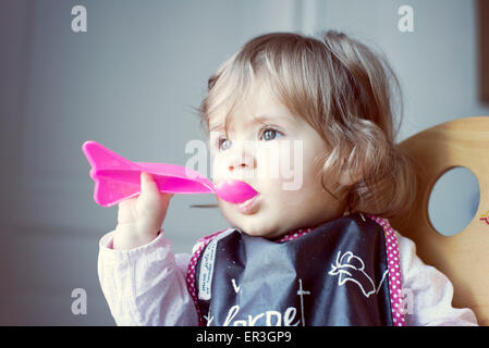 Babymädchen ernähren sich Stockfoto