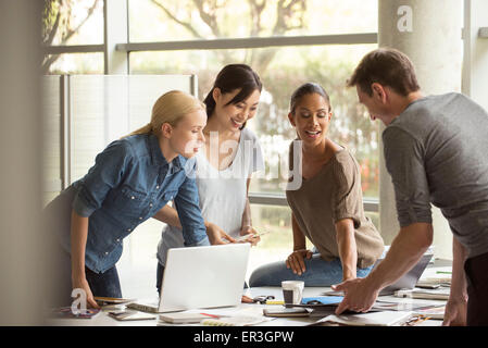 Geschäftspartnern zusammenarbeiten Stockfoto