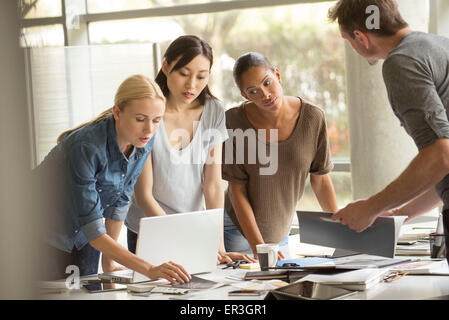 Projektteam gemeinsam an Projekt Stockfoto