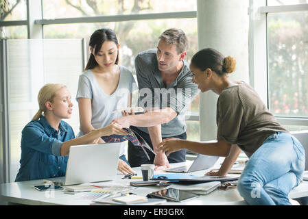 Kolleginnen und Kollegen arbeiten gemeinsam am Projekt Stockfoto