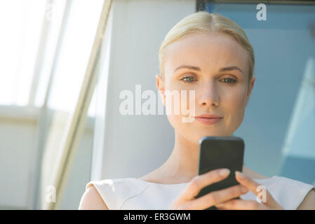 Frau mit Multimedia-smartphone Stockfoto