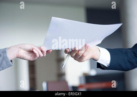 Geschäftsmann Übergabe Dokument an Kollegen, beschnitten Stockfoto