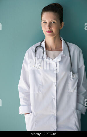 Arzt, die Wand gelehnt, Porträt Stockfoto