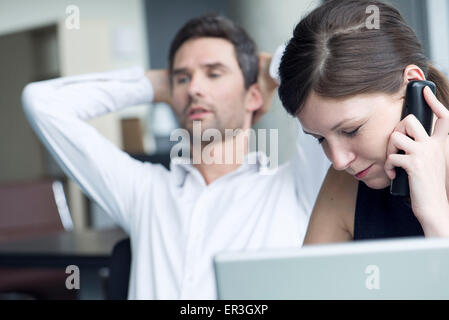 Geschäftsfrau erhält schlechte Nachrichten über das Telefon Stockfoto