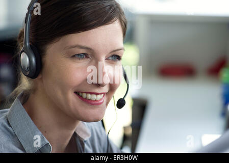 Telemarketer tragen Kopfhörer, Lächeln Stockfoto