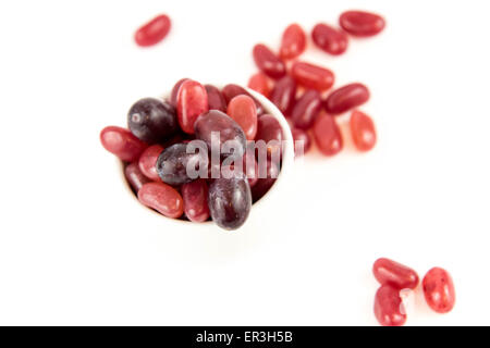 lila Trauben Vs lila Gummibärchen - Entscheidung zwischen gesunde Ernährung oder Junk-Food snack Stockfoto