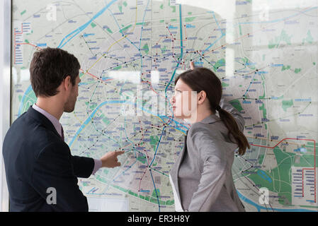 Mann und Frau, die Routenplanung in Paris metro Stockfoto