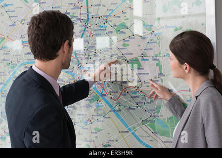 Mann und Frau zusammen Paris Metro Karte betrachten Stockfoto