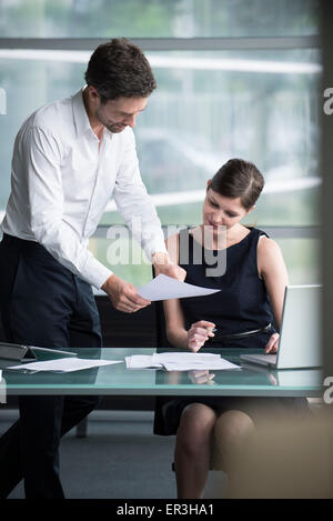 Geschäftsmann erklären Dokument an Kollegen Stockfoto