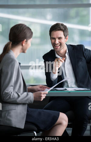 Geschäftsmann Mann mit fröhlichen Treffen mit Kunden Stockfoto