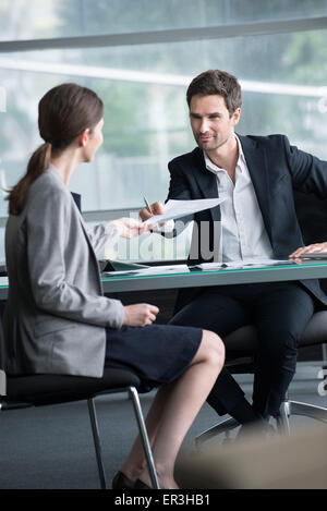 Geschäftsmann Übergabe Dokument an client Stockfoto