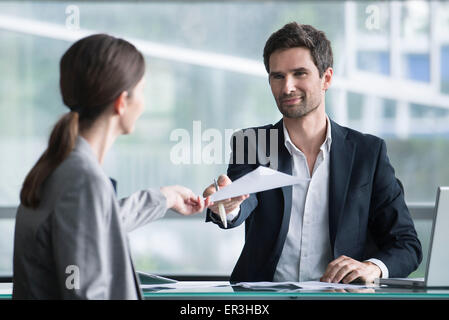 Geschäftsmann Übergabe Dokument an client Stockfoto