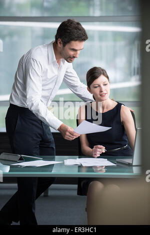 Geschäftspartnern zusammenarbeiten Stockfoto