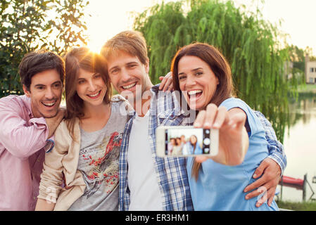 College-Freunde unter Gruppe selfie Stockfoto