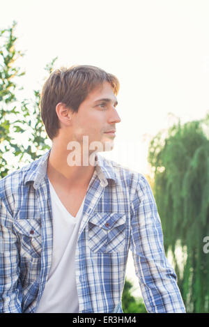 Mann im freien Aussicht genießen Stockfoto